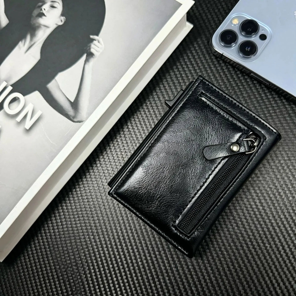 Cartera RFID para hombre: tarjetero de tres cuerpos de fibra de carbono y cartera de piel con cierre magnético y bolsillo para monedas.