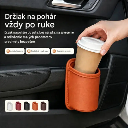 【2 kusy 21€】🥳NAJLEPŠIA PONUKA ROKU 2026!🥳💞Predaných viac ako 50 000 kusov! 🚗🧺Kožený držiak na poháre do dverí auta – Široký otvor pre jednoduchý prístup k nápojom a telefónu. Pripína sa pre bezpečné uchytenie. Vyrobené z odolnej a štýlovej PU kože. 🛡️✨