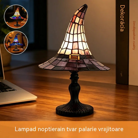 【Halloweenská novinka】Gotická stolná lampa v tvare čarodejníckeho klobúka, kreatívna nočná lampa z živice s retro vitrážovým efektom! 🔮🧙‍♀️