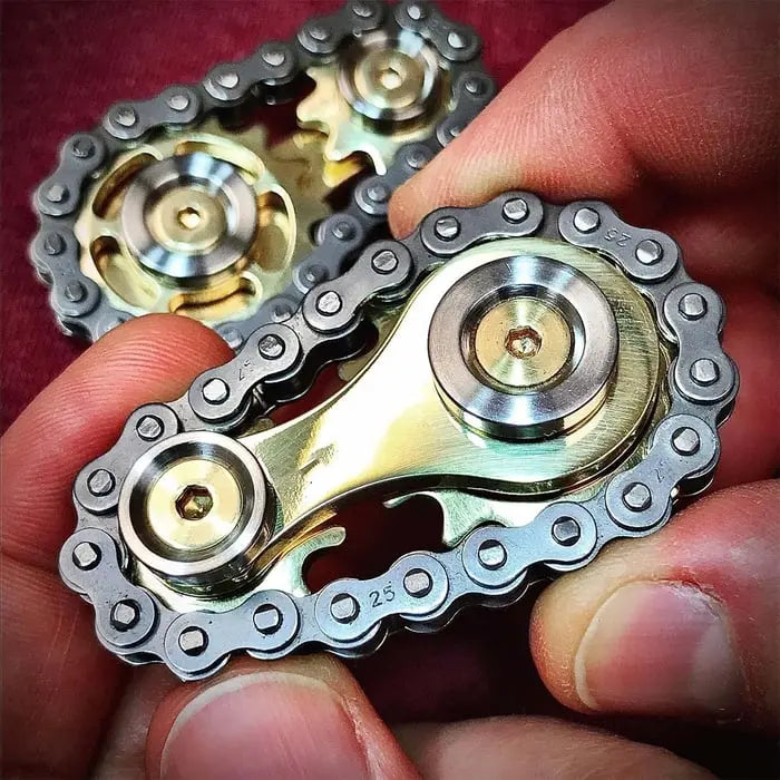 2 kus za 20 eur 📢📢40% ZĽAVA !! ⏰ Fidget Spinner s retiazkou – Hladké otáčanie, odolný a zábavný ✨