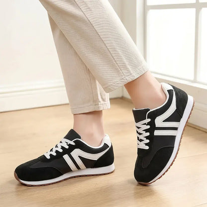 👟 Klasična silueta – bezvremenski retro dizajn tenisica za trčanje koji spaja moderne elemente kako bi stvorio trajan i kultan stil.