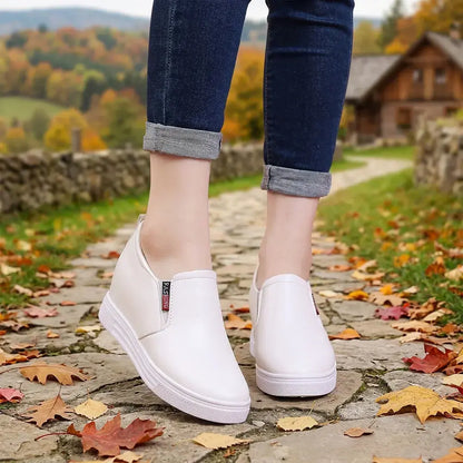 👞Novo u ponudi 2026. – Ženske mokasine s platformom i klinom – Bijele, svestrane cipele s platformom za svakodnevno nošenje, sa skrivenim dizajnom za povećanje visine, lagane i udobne.