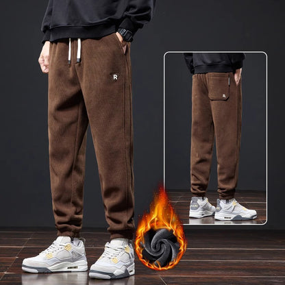 🔥【M-5XL】👖Nove muške zimske hlače - zadebljani kord s flis podstavom; tople i ležerne muške hlače.