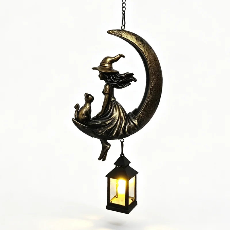 🌙🔮Solárna závesná lampa s čarodejnicou na Mesiaci — Vintage bronzová gotická záhradná dekorácia s čarodejnicou a čiernou mačkou