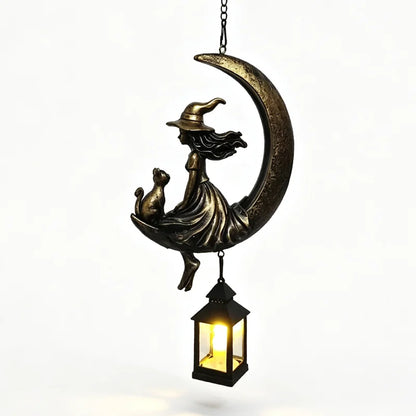 🌙🔮Solárna závesná lampa s čarodejnicou na Mesiaci — Vintage bronzová gotická záhradná dekorácia s čarodejnicou a čiernou mačkou