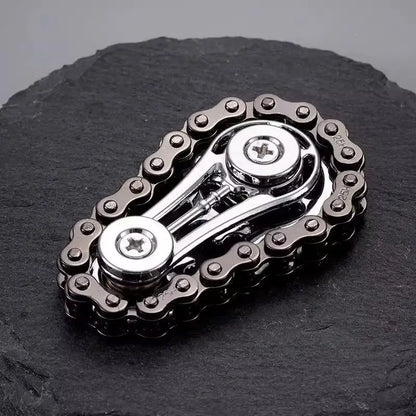2 kus za 20 eur 📢📢40% ZĽAVA !! ⏰ Fidget Spinner s retiazkou – Hladké otáčanie, odolný a zábavný ✨